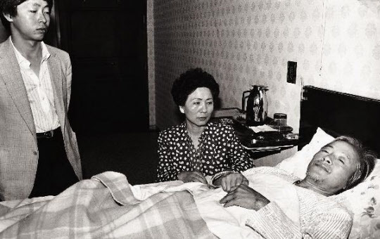 김영삼 전 대통령이 1983년 전두환 정권에 민주화를 요구하며 목숨을 건 단식을 하고 있다. 한겨레 자료사진
