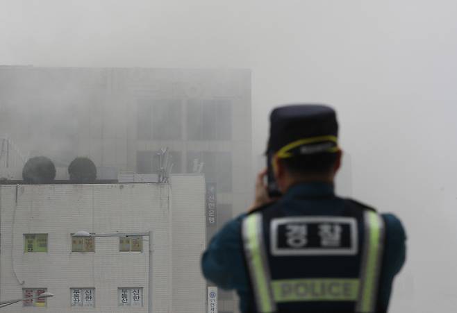 22일 오전 서울 중구 제일평화시장에서 화재가 발생해 인근 지역이 연기로 뒤덮여 있다.  | 연합뉴스