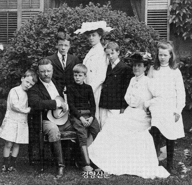 시어도어 루즈벨트 대통령의 가족 사진, 맨 뒤가 앨리스다. 이사아 사절단에는 앨리스와 결혼하게 될 니콜라스 롱워스 의원이 포함돼 있었다. |경향신문 가족 사진