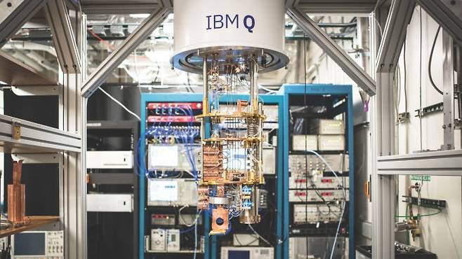 IBM이 초전도 회로를 사용해 구현한 양자컴퓨터. IBM 리서치 제공