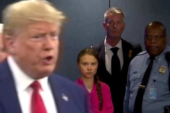 24일 미국 뉴욕 유엔본부에서 열린 기후행동 정상회의에서 스웨덴 출신 10대 소녀 환경운동가 그레타 툰베리(가운데)가 환경보호정책에 소극적인 도널드 트럼프 미국 대통령을 쳐다보고 있다. [로이터=연합뉴스]