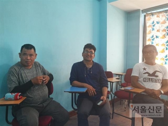 지난달 27일 네팔 카트만두의 뉴바네쇼 거리의 한 한국어학원에서 만난 네팔 남성 5명은 자신이 경험한 한국에 대해 얘기하고 있다.카트만두 기민도 기자 key5088@seoul.co.kr