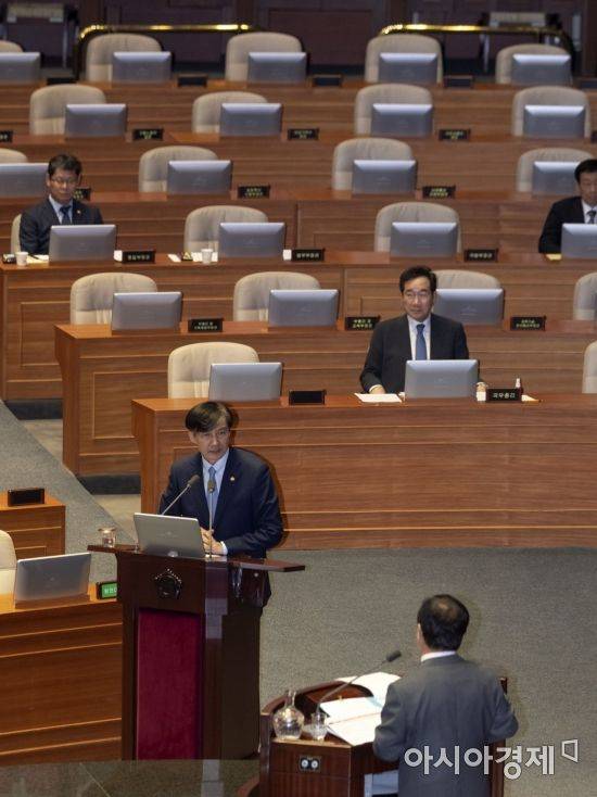 조국 법무부 장관이 26일 국회 본회의장에서 열린 정치분야 대정부질문에 출석, 주광덕 자유한국당 의원 질의에 답변하고 있다./윤동주 기자 doso7@