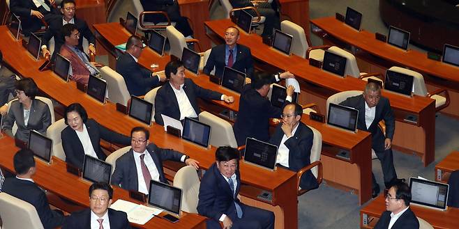 등 돌린 자유한국당 의원들. 김경록 기자