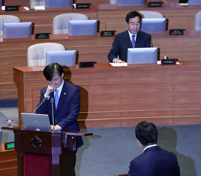 조국 법무부 장관(왼쪽)이 권성동 자유한국당 의원(아래)의 질문을 듣고 있다. 김경록 기자