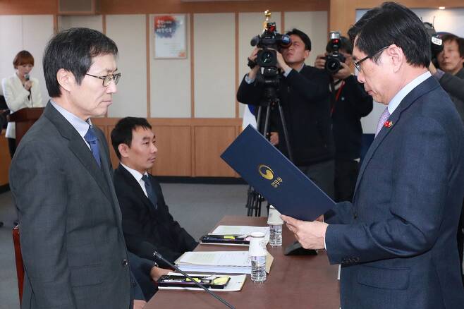 ⓒ연합뉴스박상기 장관이 2017년 12월 검찰 과거사위원장인 김갑배 변호사(왼쪽)에게 임명장을 수여하고 있다.