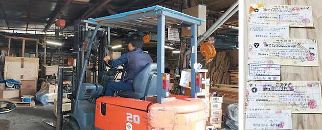 26일 부산 영도에서 목재포장업을 운영하는 강모(62)씨가 일하고 있다(왼쪽 사진). 강씨는 조국 법무장관 부친이 경영하던 고려종합건설이 부도나면서 공사 대금 2600여만원을 받지 못했다며 당시 받은 어음 4장(오른쪽)을 공개했다. /박주영 기자