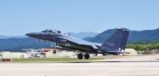 공군 F-15K 전투기가 타우러스 공대지미사일을 탑재한 채 이륙하고 있다. 공군 제공