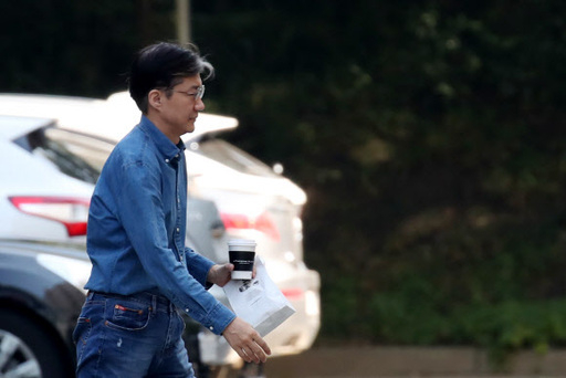 조국 법무부 장관이 29일 외출 뒤 서울 서초구 방배동 자택으로 들어가고 있다. 연합뉴스