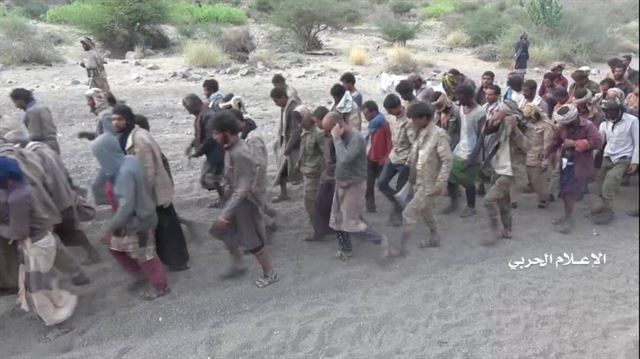 29일 예멘의 후티 반군이 “나즈란 전투에서 승리한 증거”라며 공개한 동영상의 한 장면. 민간인 복장의 남성들이 떼지어 이동하고 있다. EPA 연합뉴스