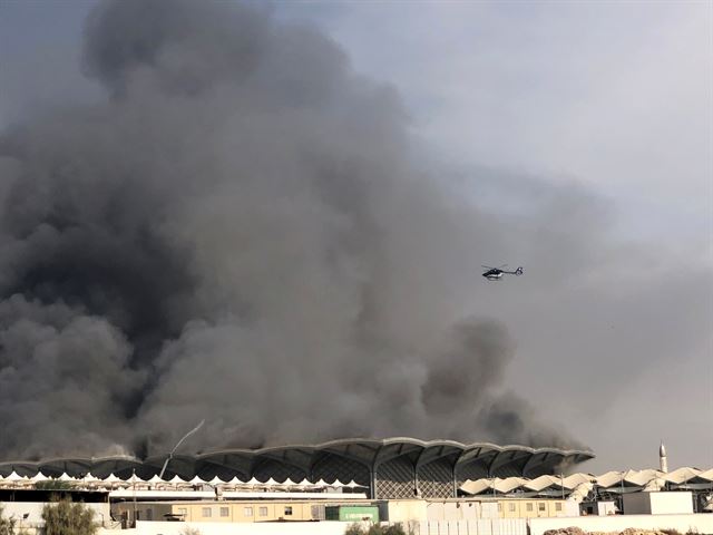 사우디아랍아의 제다에 위치한 하라마인 고속철도 역사에서 29일 발생한 대형 화재로 검은 연기가 역사 상공으로 솟아 오르고 있다. 제다=로이터 연합뉴스
