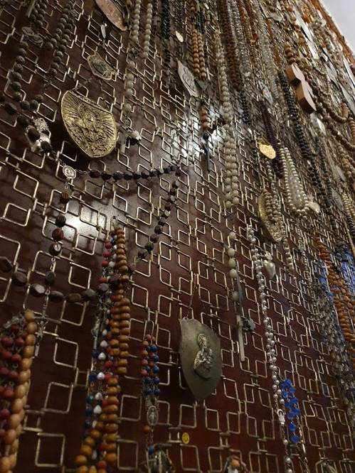 "검은 성모님 기적을"…봉헌된 묵주들 (쳉스토호바<폴란드>=연합뉴스) 양정우 기자 = 폴란드 중부 도시인 쳉스토호바에는 폴란드 최대 순례지로 꼽히는 야스고나라 수도원이 자리 잡고 있다. 언덕배기에 위치한 이 수도원 성당 중앙 제대 뒤로 매년 전 세계에서 500만명의 순례객을 불러모으는 '검은 성모(Black Madonna)' 성화가 있다. 사진은 신자들이 봉헌한 묵주. 2019.9.30 eddie@yna.co.kr (끝)