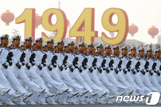 1일 톈안먼 광장에서 행진하는 중국 인민해방군. © 로이터=뉴스1