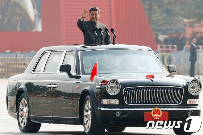 천안문 광장에서 열린 열병식에서 시진핑 주석이 오픈카를 타고 인민군을 사열하고 있다. © 로이터=뉴스1 © News1