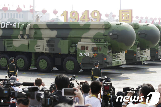 1일 건국 70주년 기념 열병식에서 최신 ICBM인 둥펑-41이 처음으로 공개됐다. © 로이터=뉴스1 © News1