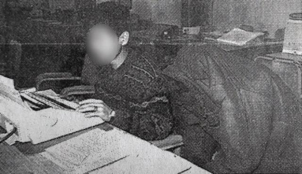 1994년 충북 청주 처제 살인 사건의 범인으로 이춘재가 구속되기 전 경찰서에 붙잡혀 있는 모습. /연합뉴스