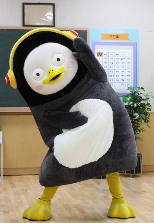 화제의 캐릭터, EBS 연습생 펭수 (고양=연합뉴스) 류효림 기자 = 최근 화제가 된 유튜브 채널 EBS '자이언트 펭TV'의 캐릭터 펭수가 지난 1일 경기도 고양시 일산 EBS사옥에서 연합뉴스와 인터뷰에 앞서 포즈를 취하고 있다. 2019.10.2 ryousanta@yna.co.kr