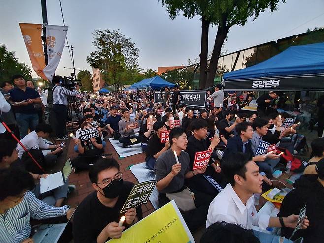 고려대, 연세대, 단국대, 부산대 등 대학생이 모인 전국대학생연합촛불집회(전대연) 집행부는 3일 오후 6시30분부터 서울 종로구 동숭동 마로니에공원에서 '공정하고 정의로운 사회를 위해 청춘이여 조국(祖國)을 개혁하라'는 주제로 공동 촛불집회를 개최했다. 이날 집회에는 400여명의 대학생과 시민들이 참석했다. /사진=최동수 기자