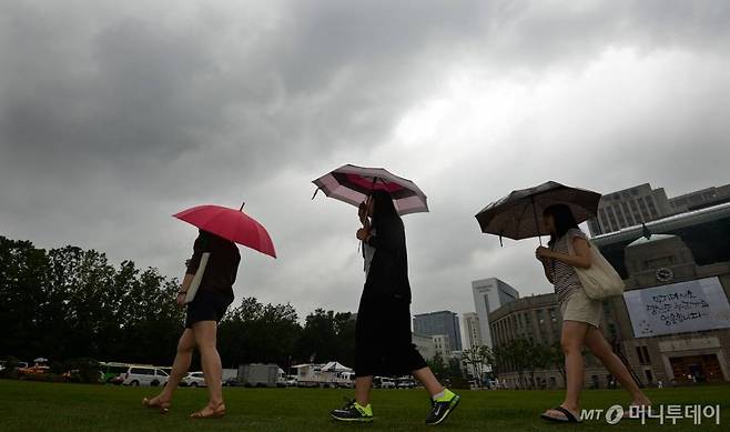 (서울=뉴스1) 박지혜 기자 = 본격적인 장맛비가 시작된 2일 오전 서울광장에서 시민들이 쓴 우산뒤로 먹구름이 보이고 있다. 기상청은 "이번 장맛비는 주말까지 이어져, 많은 비가 내린다"고 예보했다. 2013.7.2/뉴스1 / 사진=뉴스원
