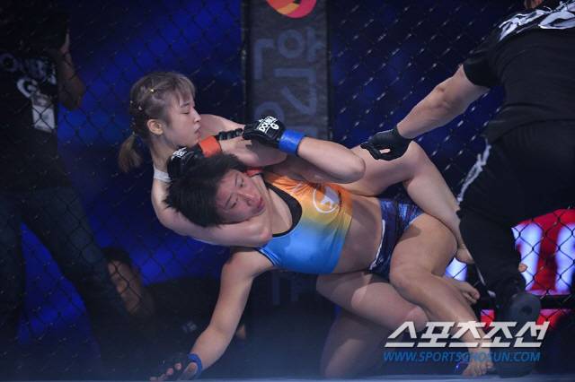 서지연이 일본의 아라이에게 리어네이키드 초크를 걸었다. 사진제공=더블지FC