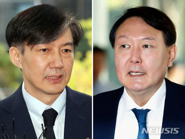 【천안·인천=뉴시스】김진아·최동준 기자 = 조국 법무부 장관(왼쪽)과 윤석열 검찰총장이 지난달 25일 각각 '검사와의 대화' 자리를 위해 충남 대전지방검찰청 천안지청으로, 인천 중구 파라다이스 호텔에서 열린 제29차 마약류 퇴치 국제협력회의 개막식에 참석하며 기자들의 질문에 답하고 있다. 2019.09.25. photo@newsis.com