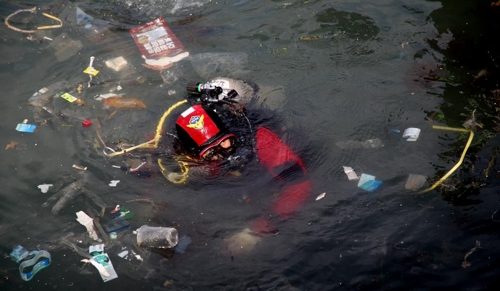 해양 쓰레기와의 전쟁 지난달 18일 영도 하리항에서 수중 정화 활동 펼치는 중앙 해양 특수구조단 대원. [촬영 손형주 기자]