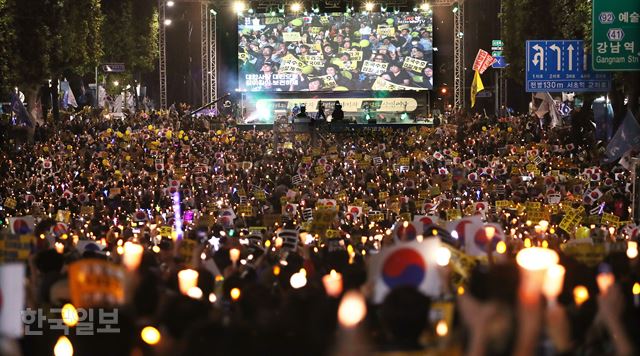 5일 오후 서울 서초구 서초동에서 제8차 검찰 개혁 촛불집회가 열리고 있다. 배우한 기자