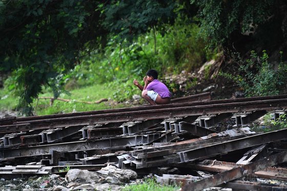 지난달 27일 인도 뉴델리 니자무딘역 인근 철로에서 한 소년이 노상 배변을 하고 있다.[AFP=연합뉴스]