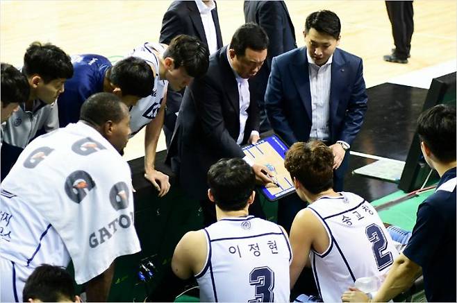 전주 KCC 전창진 감독이 작전타임 때 선수들에게 작전을 설명하고 있다 (사진=KBL 제공)