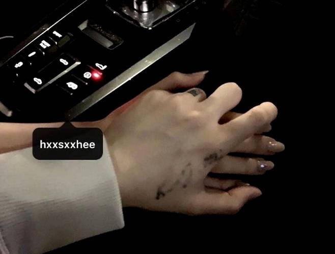 ▲ 정다은이 한서희 인스타그램 계정을 태그한 손 사진을 게재, 두 사람은 동성 열애설에 휩싸였다. 출처l정다은 SNS