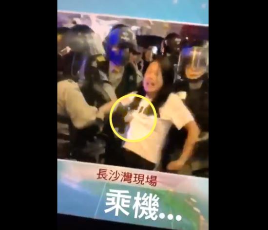 홍콩 경찰이 여학생을 연행하면서 가슴을 만졌다는 주장을 담은 영상. 트위터 캡처