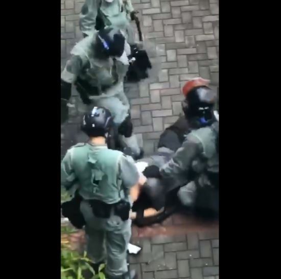 여러 명의 홍콩 경찰들이 바닥에 엎드린 남학생을 발로 차거나 누르는 영상. 트위터 캡처