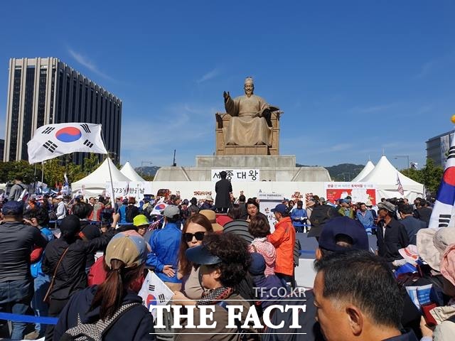 한글날인 9일 '조국 반대' 집회 참석자들이 세종대왕상 주변을 점령했다. /박숙현 기자