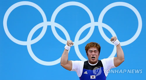 2012년 런던올림픽 역도 남자 94㎏급 경기에 출전한 김민재 [연합뉴스 자료사진]