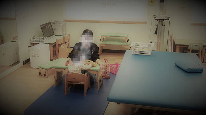 대전 서구 관저동 건양대병원 소아낮병동에서 치료사가 어린이 재활치료를 하고 있다. ｜이종섭 기자