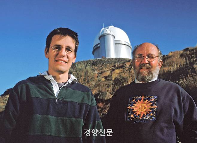 올해 노벨 물리학상 공동수상자로 선정된 스위스의 천체물리학자 미셸 마요르(오른쪽)와 디디에 쿠엘로.  노벨상 트위터 캡처