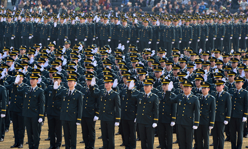 지난 3월 6일 충북 괴산군의 육군학생군사학교에서 열린 학군장교(ROTC) 임관식에서 신임 장교들이 임관 선서를 하고 있다. 뉴시스