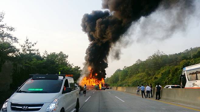 [사진설명] 기사가 구조된 이후 버스 전체가 화염에 뒤덮인 모습