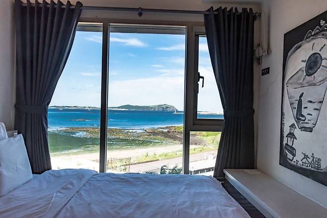 우도가 보이는 취다선 리조트의 객실