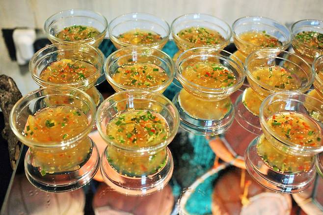 해녀들이 잡고 해녀들이 요리하는 음식들. 신선한 제철 재료들이 올라온다