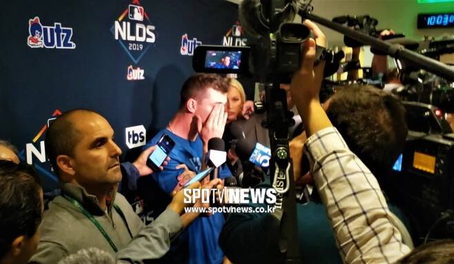 ▲ LA 다저스 NLDS 5차전 선발 투수 워커 뷸러가 경기가 끝난 후 클럽하우스에서 기자들과 인터뷰 도중 눈물을 훔치고 있다. 사진은 영상 캡처 ⓒ양지웅 통신원