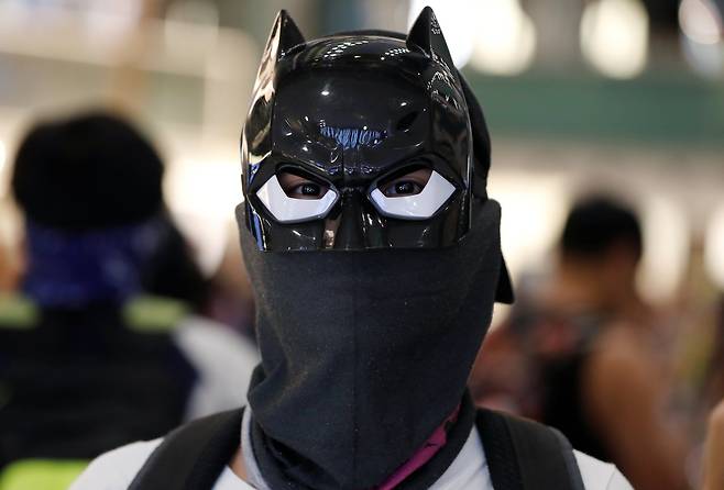 배트맨 마스크를 쓴 시위대. [로이터=연합뉴스]