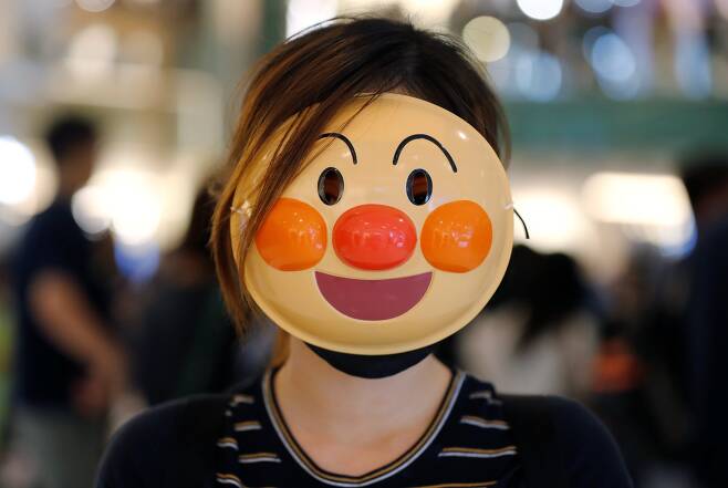 호빵맨 마스크를 쓴 시위대. [로이터=연합뉴스]