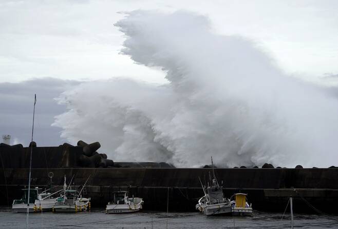 11일 일본 미에현 남부 기호에 제19호 태풍 하기비스의 영향으로 대형 파도가 방파제를 때리고 있다./사진=뉴시스