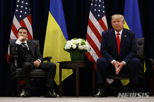 【뉴욕=AP/뉴시스】도널드 트럼프 미국 대통령(오른쪽)과 볼로디미르 젤렌스키 우크라이나 대통령이 지난 9월25일 미국 뉴욕 인터컨티넬탈 바클레이호텔에서 심각한 표정으로 취재진의 질문을 듣고 있다. 2019.10.10.
