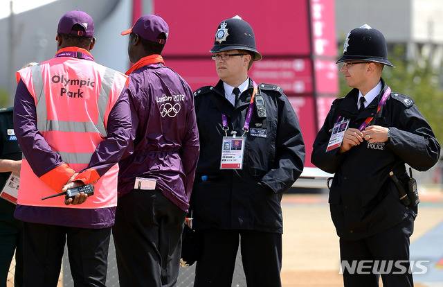 【서울=뉴시스】보비헬멧을 영국 경찰이 보안검색을 하고 있다. (뉴시스DB)