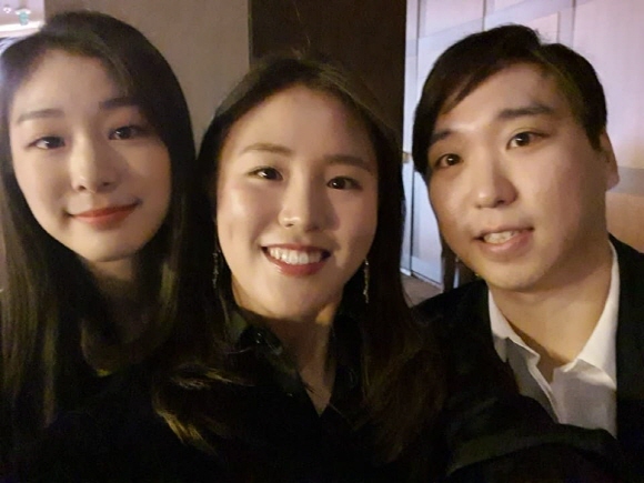 조해리 결혼식에서 김아랑 등과 함께 사진을 찍은 김연아. 김윤재 SNS