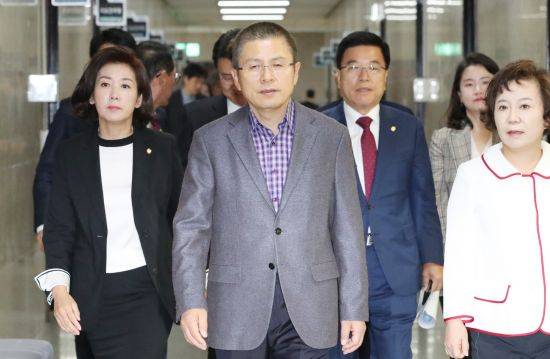 자유한국당 황교안(가운데) 대표를 비롯한 지도부가 14일 당 최고위원회의에 들어서고 있다. 연합뉴스