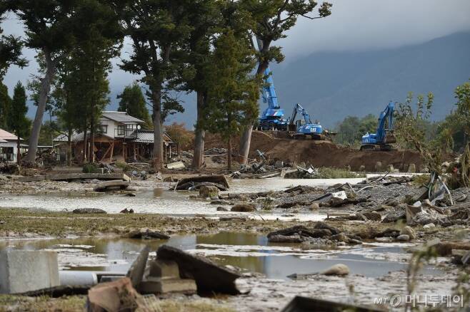 태풍 하기비스에 일본 나가노현에서 강둑이 무너져 복구 중이다/AFP