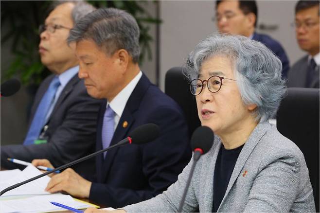 박은정 국민권익위원장(오른쪽)이 국정감사에서 의원 질의에 답변하고 있는 모습.(사진=연합뉴스)